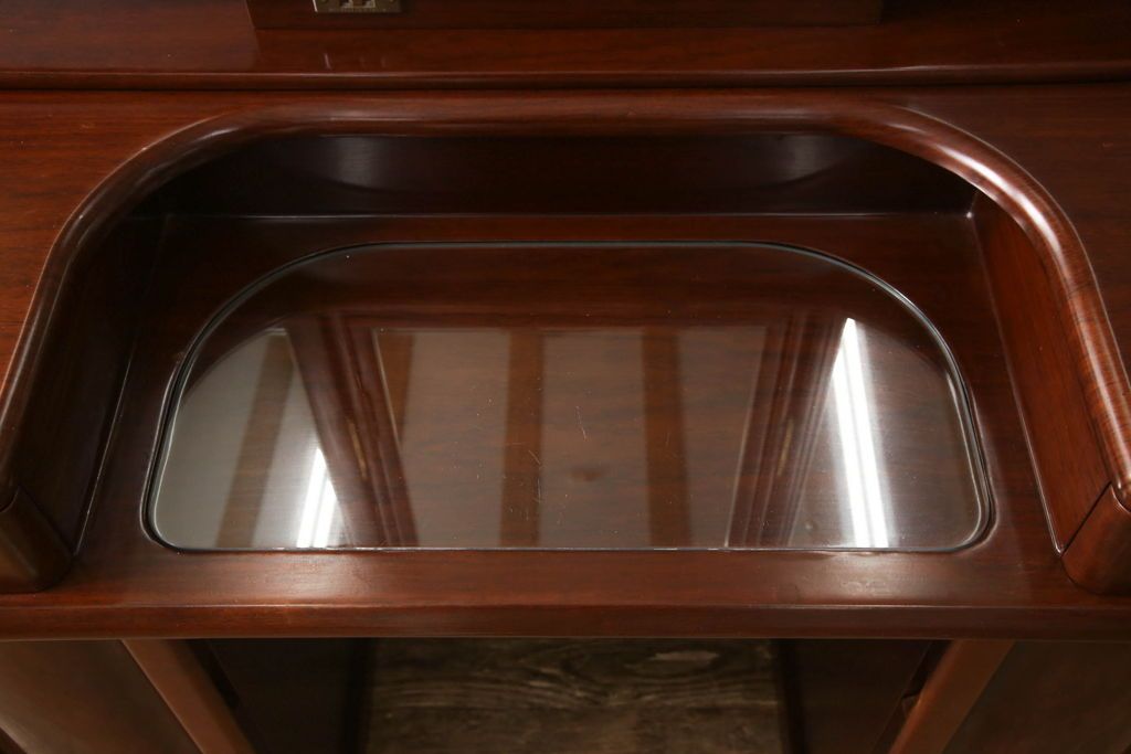 ドレッサーを綺麗に再生!椅子は座面と背面の生地を張り替え、座面の硬さを調整。ドレッサーは配線を新品に交換。