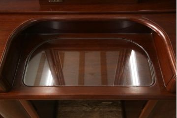 ドレッサーを綺麗に再生!椅子は座面と背面の生地を張り替え、座面の硬さを調整。ドレッサーは配線を新品に交換。