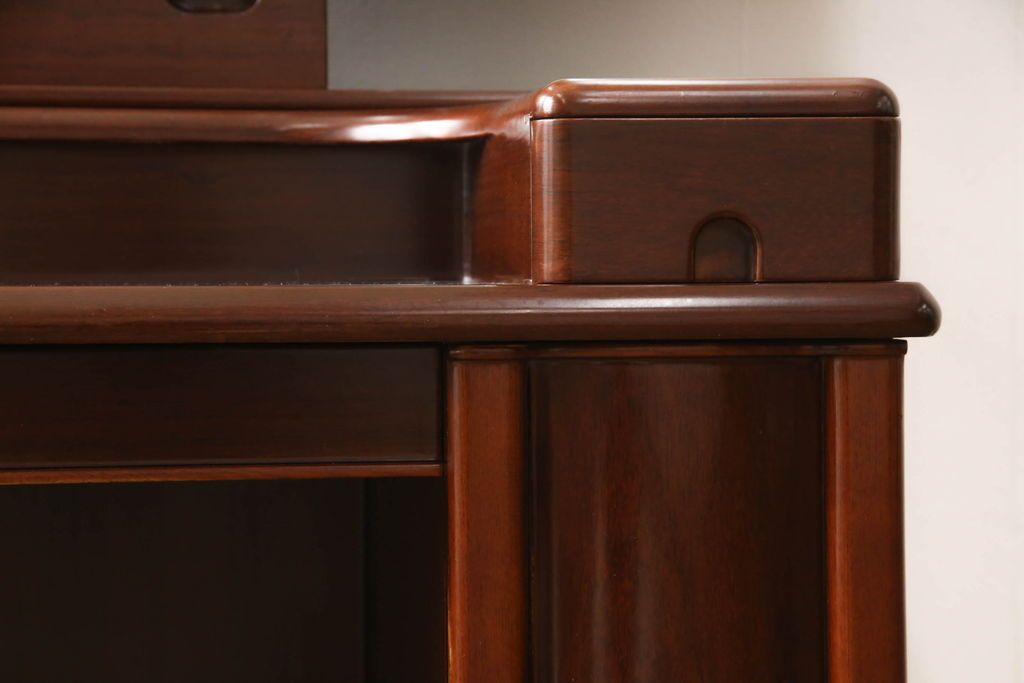 ドレッサーを綺麗に再生!椅子は座面と背面の生地を張り替え、座面の硬さを調整。ドレッサーは配線を新品に交換。