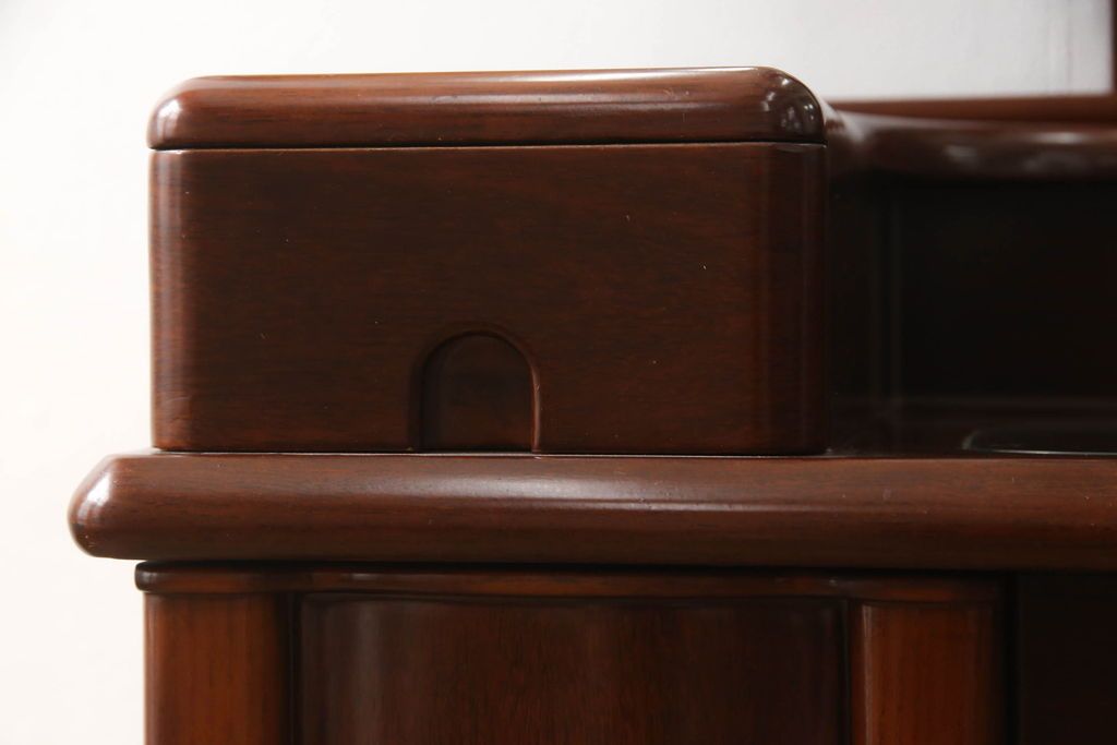 ドレッサーを綺麗に再生!椅子は座面と背面の生地を張り替え、座面の硬さを調整。ドレッサーは配線を新品に交換。