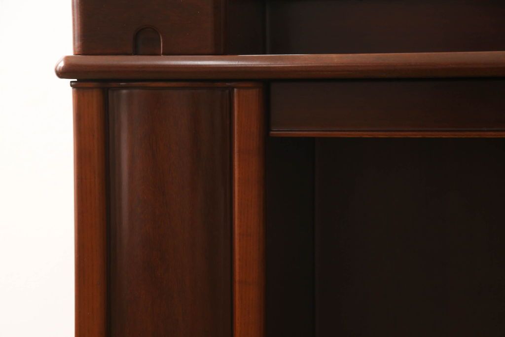 ドレッサーを綺麗に再生!椅子は座面と背面の生地を張り替え、座面の硬さを調整。ドレッサーは配線を新品に交換。