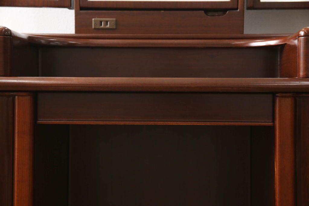 ドレッサーを綺麗に再生!椅子は座面と背面の生地を張り替え、座面の硬さを調整。ドレッサーは配線を新品に交換。