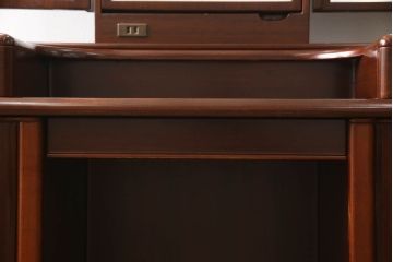 ドレッサーを綺麗に再生!椅子は座面と背面の生地を張り替え、座面の硬さを調整。ドレッサーは配線を新品に交換。