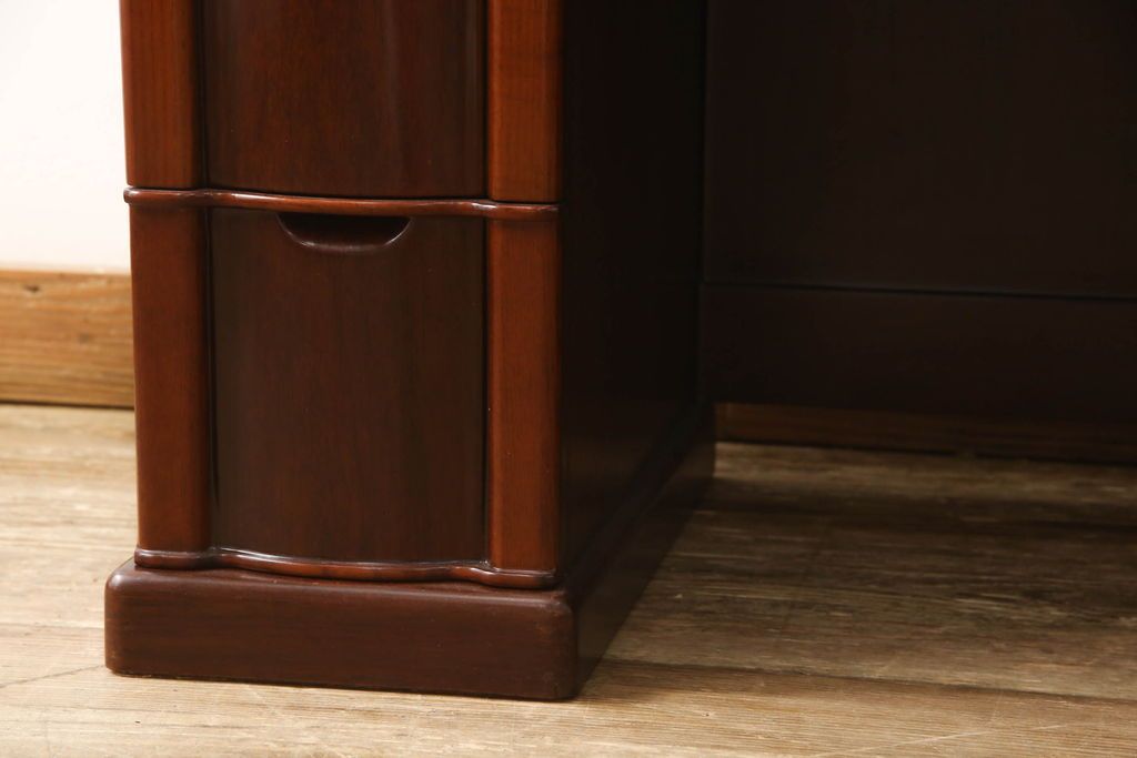 ドレッサーを綺麗に再生!椅子は座面と背面の生地を張り替え、座面の硬さを調整。ドレッサーは配線を新品に交換。