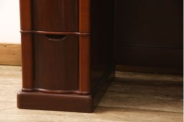 ドレッサーを綺麗に再生!椅子は座面と背面の生地を張り替え、座面の硬さを調整。ドレッサーは配線を新品に交換。