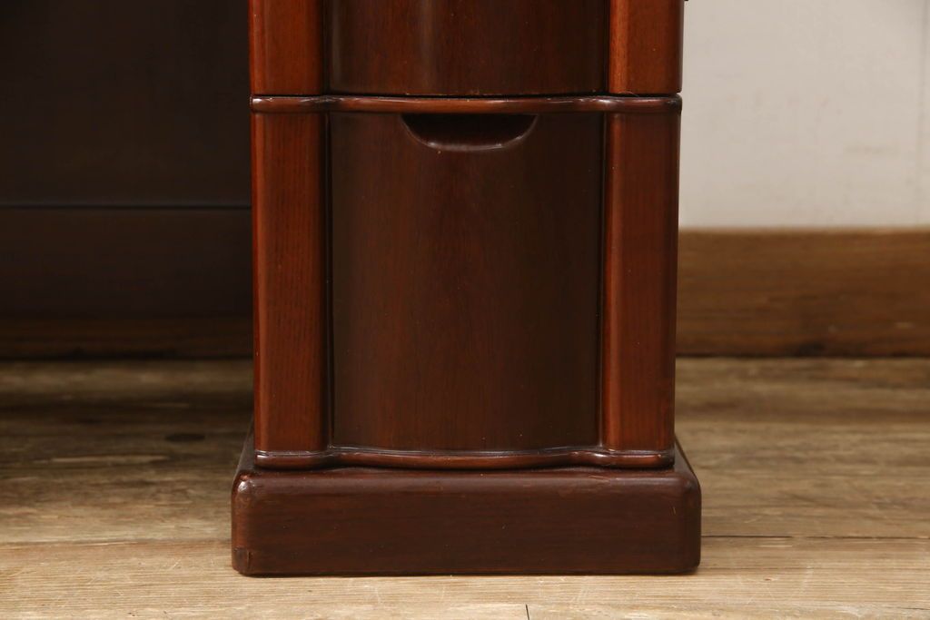 ドレッサーを綺麗に再生!椅子は座面と背面の生地を張り替え、座面の硬さを調整。ドレッサーは配線を新品に交換。