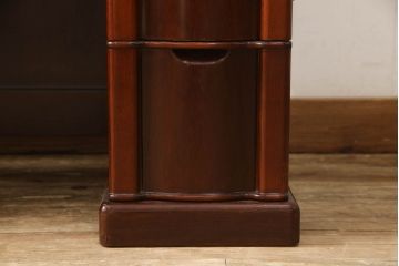 ドレッサーを綺麗に再生!椅子は座面と背面の生地を張り替え、座面の硬さを調整。ドレッサーは配線を新品に交換。