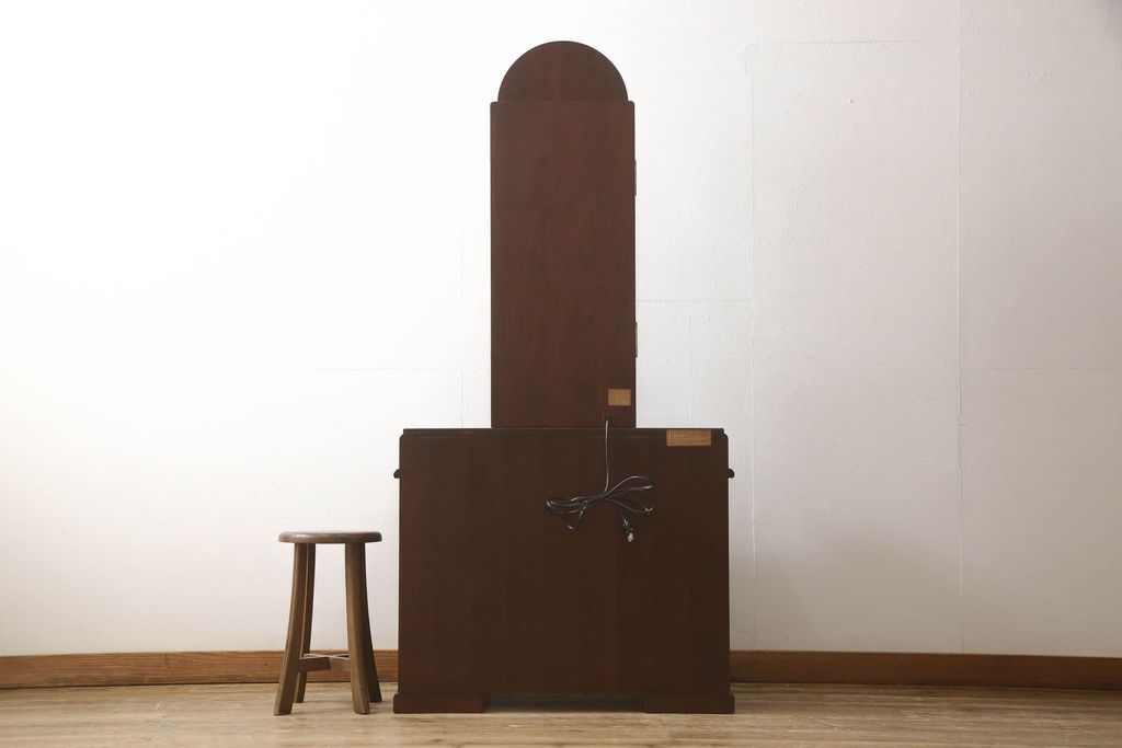 ドレッサーを綺麗に再生!椅子は座面と背面の生地を張り替え、座面の硬さを調整。ドレッサーは配線を新品に交換。