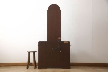 ドレッサーを綺麗に再生!椅子は座面と背面の生地を張り替え、座面の硬さを調整。ドレッサーは配線を新品に交換。