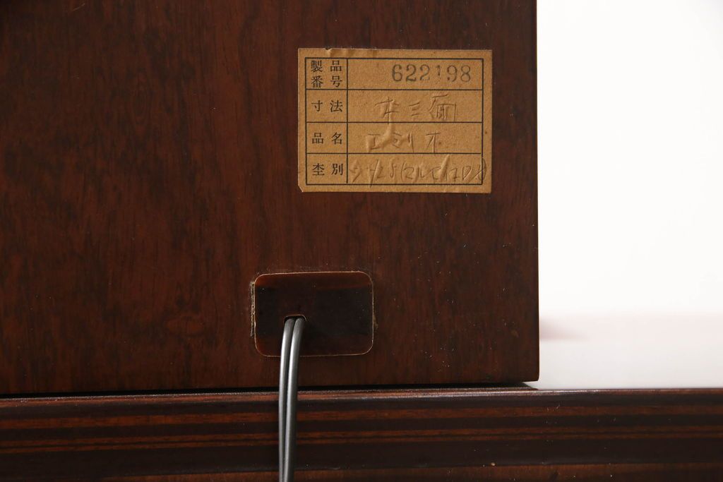 ドレッサーを綺麗に再生!椅子は座面と背面の生地を張り替え、座面の硬さを調整。ドレッサーは配線を新品に交換。