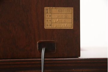 ドレッサーを綺麗に再生!椅子は座面と背面の生地を張り替え、座面の硬さを調整。ドレッサーは配線を新品に交換。