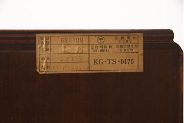 ドレッサーを綺麗に再生!椅子は座面と背面の生地を張り替え、座面の硬さを調整。ドレッサーは配線を新品に交換。