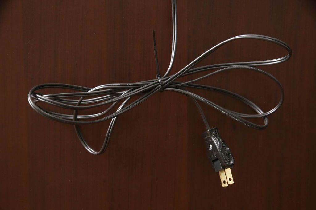 ドレッサーを綺麗に再生!椅子は座面と背面の生地を張り替え、座面の硬さを調整。ドレッサーは配線を新品に交換。