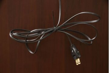 ドレッサーを綺麗に再生!椅子は座面と背面の生地を張り替え、座面の硬さを調整。ドレッサーは配線を新品に交換。