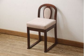 ドレッサーを綺麗に再生!椅子は座面と背面の生地を張り替え、座面の硬さを調整。ドレッサーは配線を新品に交換。