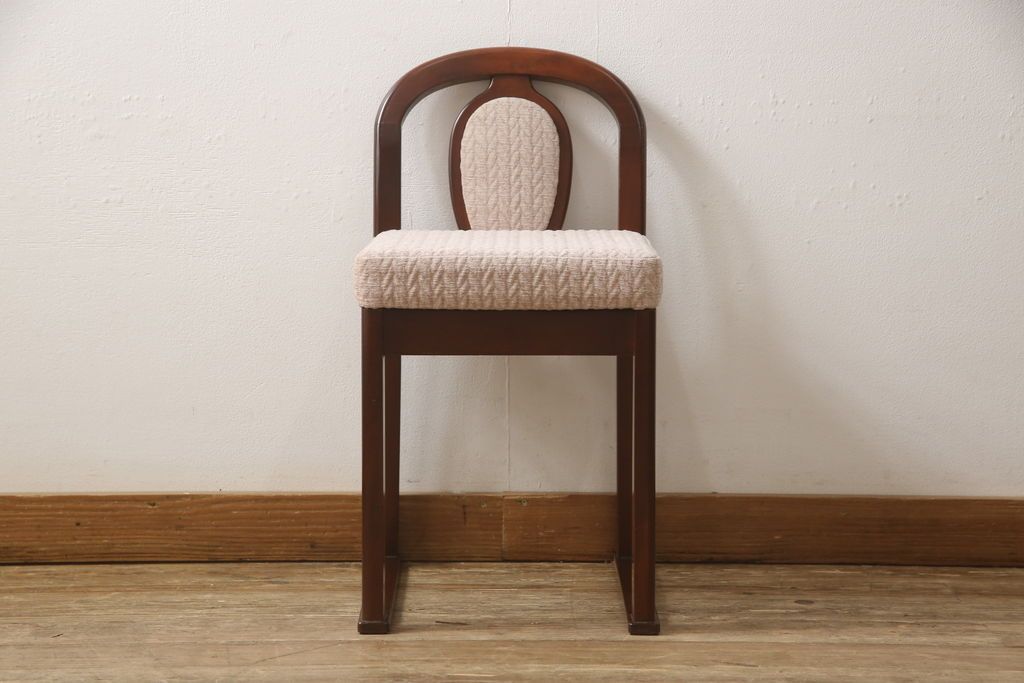 ドレッサーを綺麗に再生!椅子は座面と背面の生地を張り替え、座面の硬さを調整。ドレッサーは配線を新品に交換。