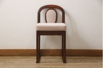 ドレッサーを綺麗に再生!椅子は座面と背面の生地を張り替え、座面の硬さを調整。ドレッサーは配線を新品に交換。