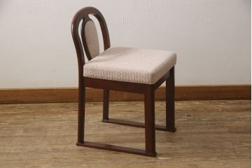 ドレッサーを綺麗に再生!椅子は座面と背面の生地を張り替え、座面の硬さを調整。ドレッサーは配線を新品に交換。