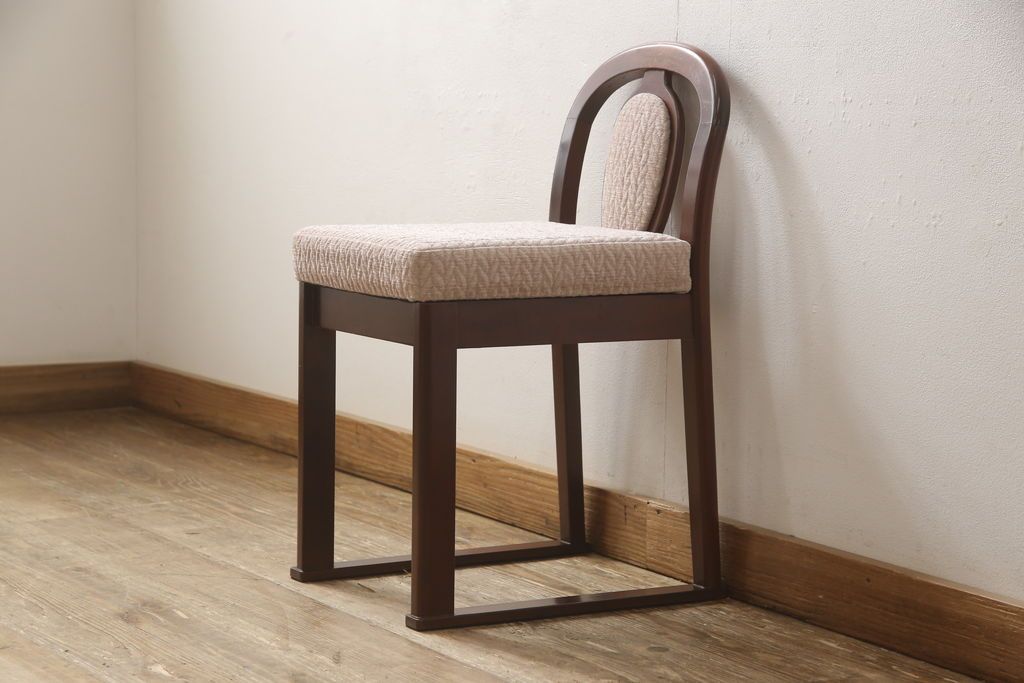 ドレッサーを綺麗に再生!椅子は座面と背面の生地を張り替え、座面の硬さを調整。ドレッサーは配線を新品に交換。