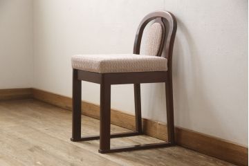 ドレッサーを綺麗に再生!椅子は座面と背面の生地を張り替え、座面の硬さを調整。ドレッサーは配線を新品に交換。