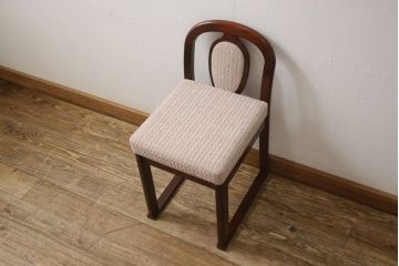 ドレッサーを綺麗に再生!椅子は座面と背面の生地を張り替え、座面の硬さを調整。ドレッサーは配線を新品に交換。