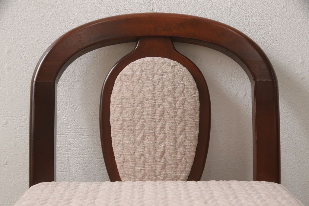 ドレッサーを綺麗に再生!椅子は座面と背面の生地を張り替え、座面の硬さを調整。ドレッサーは配線を新品に交換。