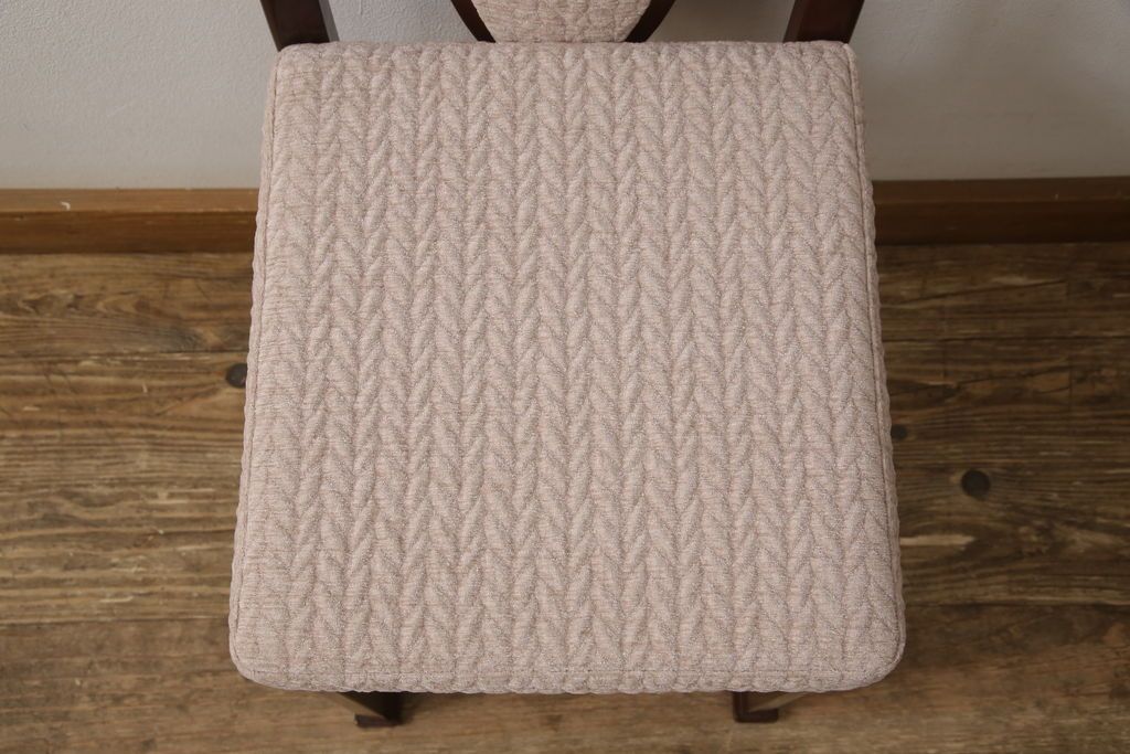 ドレッサーを綺麗に再生!椅子は座面と背面の生地を張り替え、座面の硬さを調整。ドレッサーは配線を新品に交換。