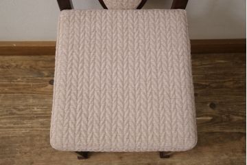 ドレッサーを綺麗に再生!椅子は座面と背面の生地を張り替え、座面の硬さを調整。ドレッサーは配線を新品に交換。