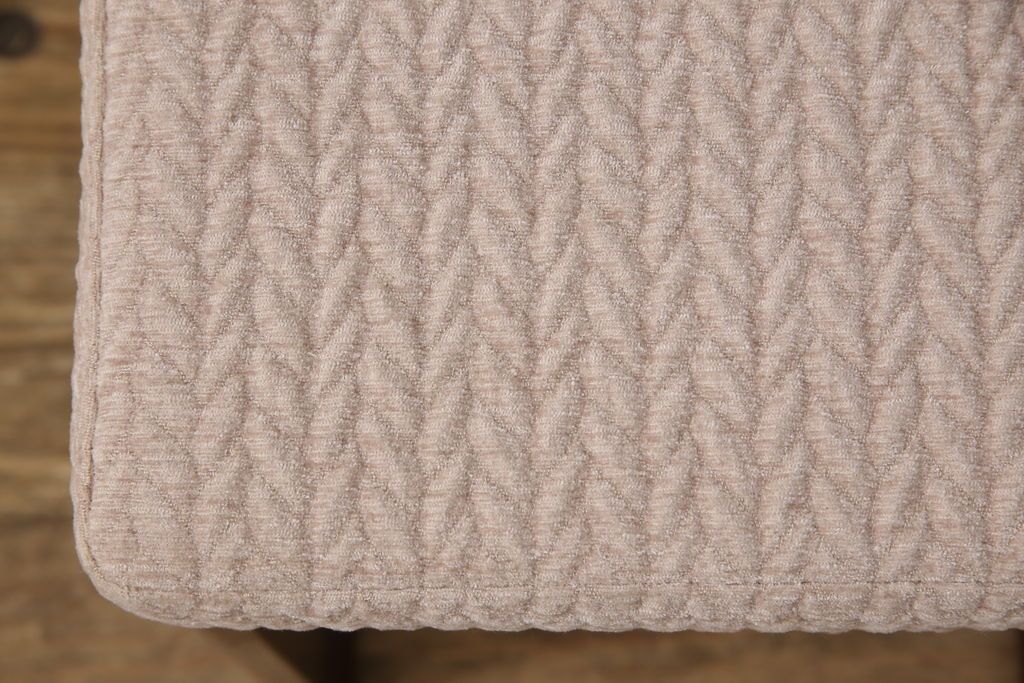 ドレッサーを綺麗に再生!椅子は座面と背面の生地を張り替え、座面の硬さを調整。ドレッサーは配線を新品に交換。