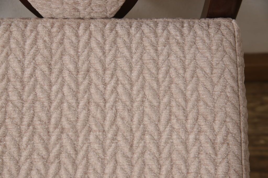 ドレッサーを綺麗に再生!椅子は座面と背面の生地を張り替え、座面の硬さを調整。ドレッサーは配線を新品に交換。