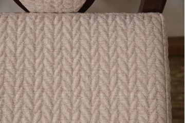 ドレッサーを綺麗に再生!椅子は座面と背面の生地を張り替え、座面の硬さを調整。ドレッサーは配線を新品に交換。