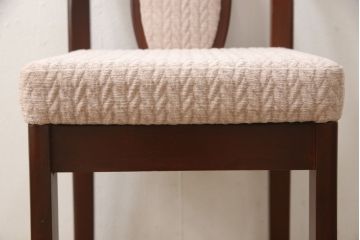 ドレッサーを綺麗に再生!椅子は座面と背面の生地を張り替え、座面の硬さを調整。ドレッサーは配線を新品に交換。