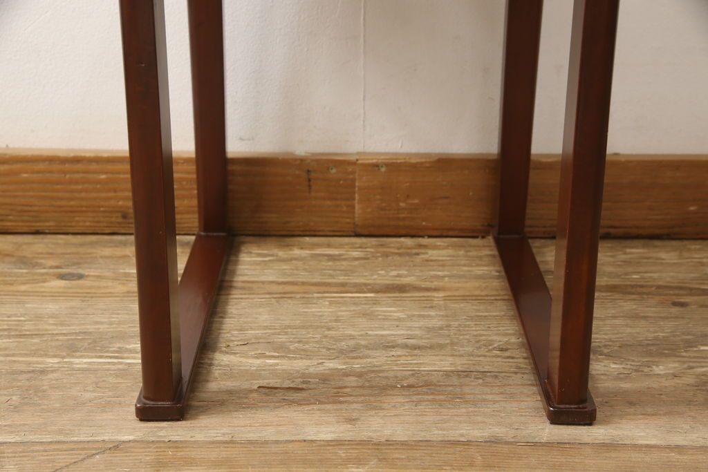 ドレッサーを綺麗に再生!椅子は座面と背面の生地を張り替え、座面の硬さを調整。ドレッサーは配線を新品に交換。