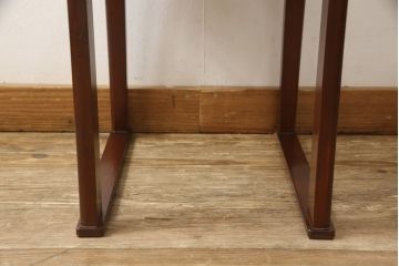 ドレッサーを綺麗に再生!椅子は座面と背面の生地を張り替え、座面の硬さを調整。ドレッサーは配線を新品に交換。