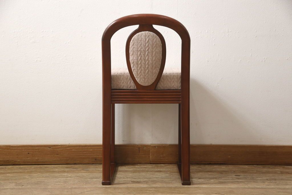 ドレッサーを綺麗に再生!椅子は座面と背面の生地を張り替え、座面の硬さを調整。ドレッサーは配線を新品に交換。