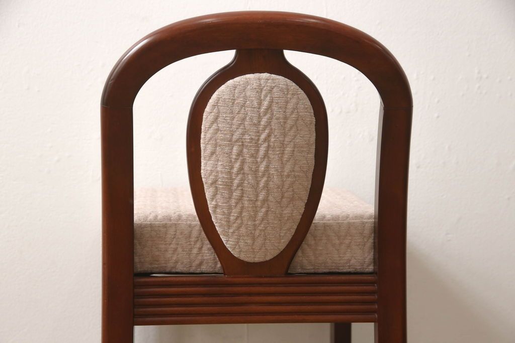 ドレッサーを綺麗に再生!椅子は座面と背面の生地を張り替え、座面の硬さを調整。ドレッサーは配線を新品に交換。