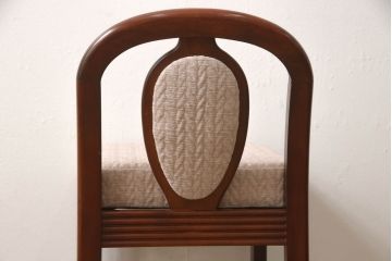 ドレッサーを綺麗に再生!椅子は座面と背面の生地を張り替え、座面の硬さを調整。ドレッサーは配線を新品に交換。