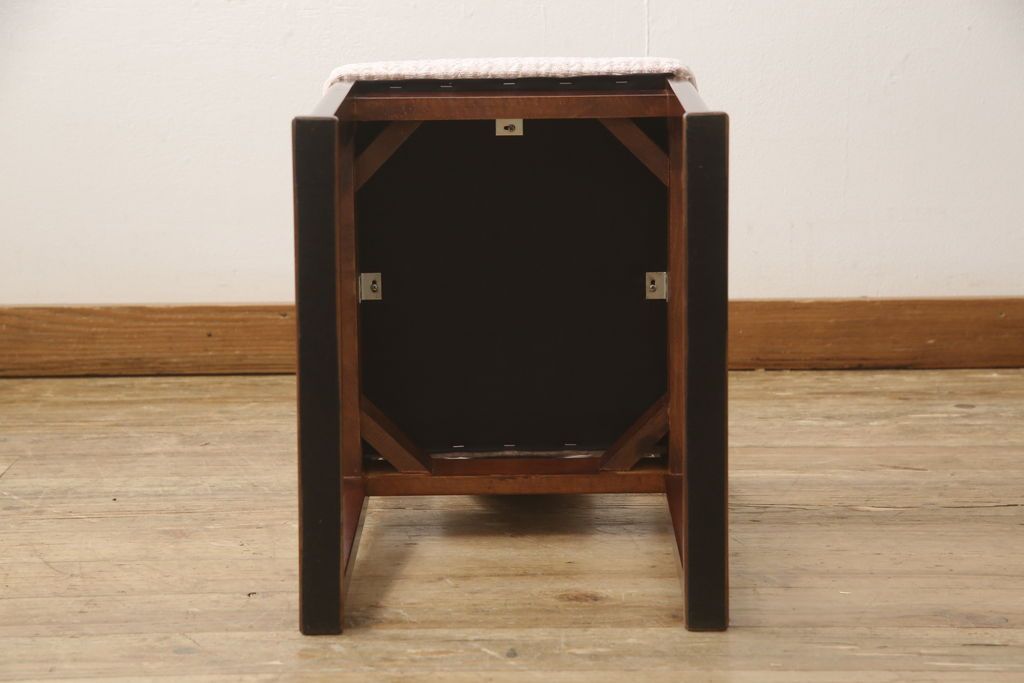 ドレッサーを綺麗に再生!椅子は座面と背面の生地を張り替え、座面の硬さを調整。ドレッサーは配線を新品に交換。