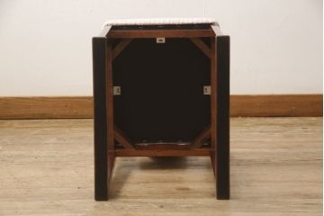 ドレッサーを綺麗に再生!椅子は座面と背面の生地を張り替え、座面の硬さを調整。ドレッサーは配線を新品に交換。