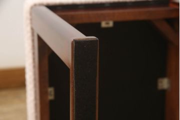 ドレッサーを綺麗に再生!椅子は座面と背面の生地を張り替え、座面の硬さを調整。ドレッサーは配線を新品に交換。