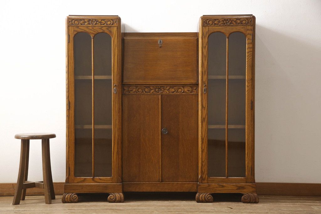 ビューローを綺麗に再生!キズ消し・色ムラを綺麗にするために全体を1トーンほど落ち着いた色味に着色。作業台を支える金具を新しいものに付け替え。