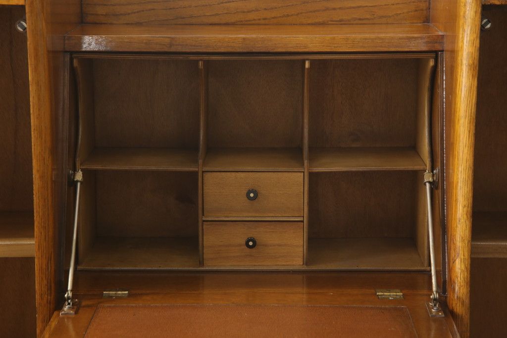 ビューローを綺麗に再生!キズ消し・色ムラを綺麗にするために全体を1トーンほど落ち着いた色味に着色。作業台を支える金具を新しいものに付け替え。