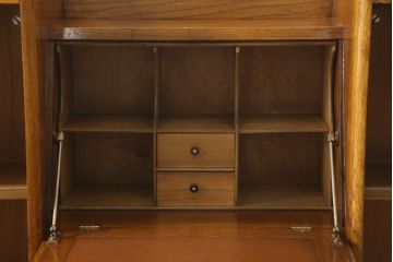 ビューローを綺麗に再生!キズ消し・色ムラを綺麗にするために全体を1トーンほど落ち着いた色味に着色。作業台を支える金具を新しいものに付け替え。