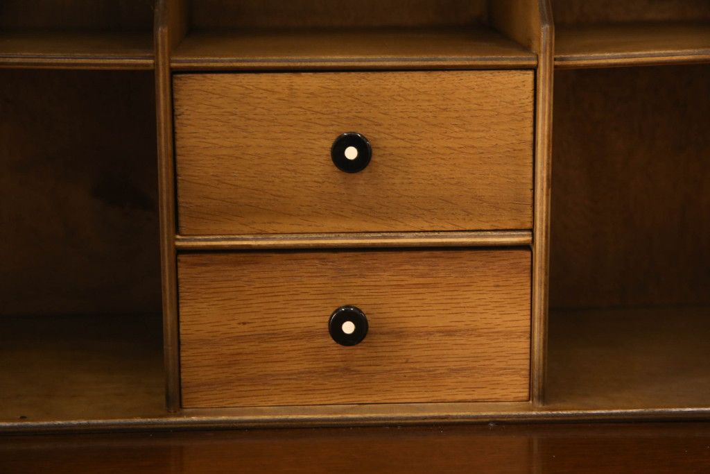 ビューローを綺麗に再生!キズ消し・色ムラを綺麗にするために全体を1トーンほど落ち着いた色味に着色。作業台を支える金具を新しいものに付け替え。