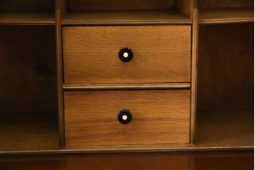 ビューローを綺麗に再生!キズ消し・色ムラを綺麗にするために全体を1トーンほど落ち着いた色味に着色。作業台を支える金具を新しいものに付け替え。