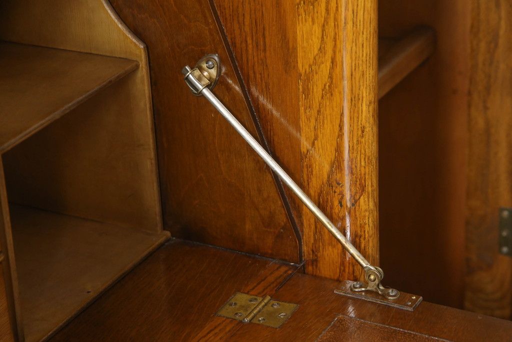 ビューローを綺麗に再生!キズ消し・色ムラを綺麗にするために全体を1トーンほど落ち着いた色味に着色。作業台を支える金具を新しいものに付け替え。