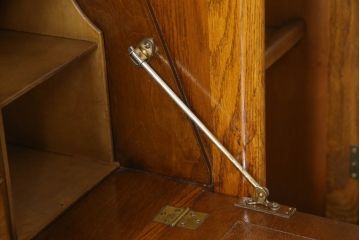 ビューローを綺麗に再生!キズ消し・色ムラを綺麗にするために全体を1トーンほど落ち着いた色味に着色。作業台を支える金具を新しいものに付け替え。