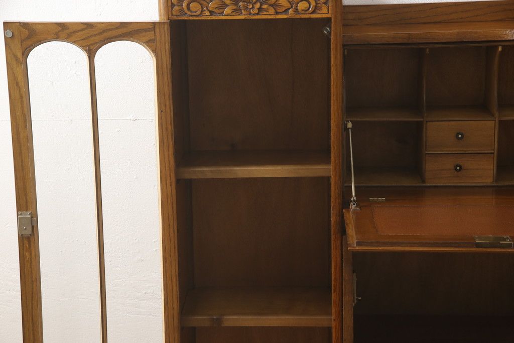 ビューローを綺麗に再生!キズ消し・色ムラを綺麗にするために全体を1トーンほど落ち着いた色味に着色。作業台を支える金具を新しいものに付け替え。