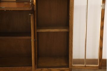 ビューローを綺麗に再生!キズ消し・色ムラを綺麗にするために全体を1トーンほど落ち着いた色味に着色。作業台を支える金具を新しいものに付け替え。