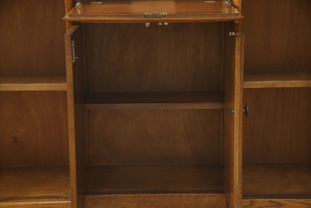 ビューローを綺麗に再生!キズ消し・色ムラを綺麗にするために全体を1トーンほど落ち着いた色味に着色。作業台を支える金具を新しいものに付け替え。